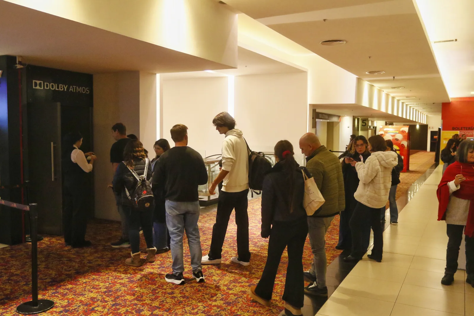 Éxito en el preestreno gratuito de “Amarga Navidad” con sala llena y público entusiasta
