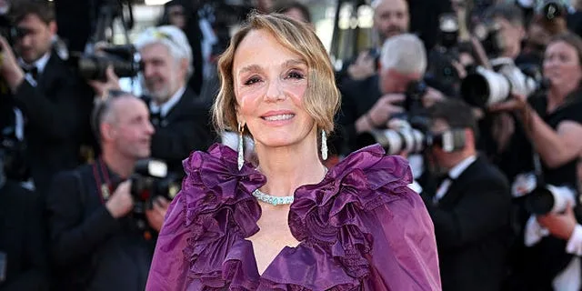 Philippine Leroy-Beaulieu deslumbra en Cannes con vestido púrpura de Saint Laurent