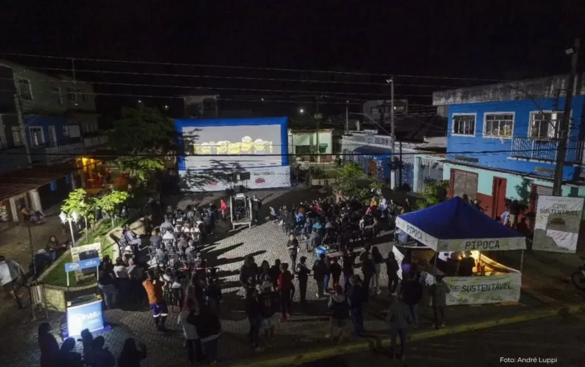 Cine Sustentable en Itanhém cierra con éxito y energía solar en plaza pública