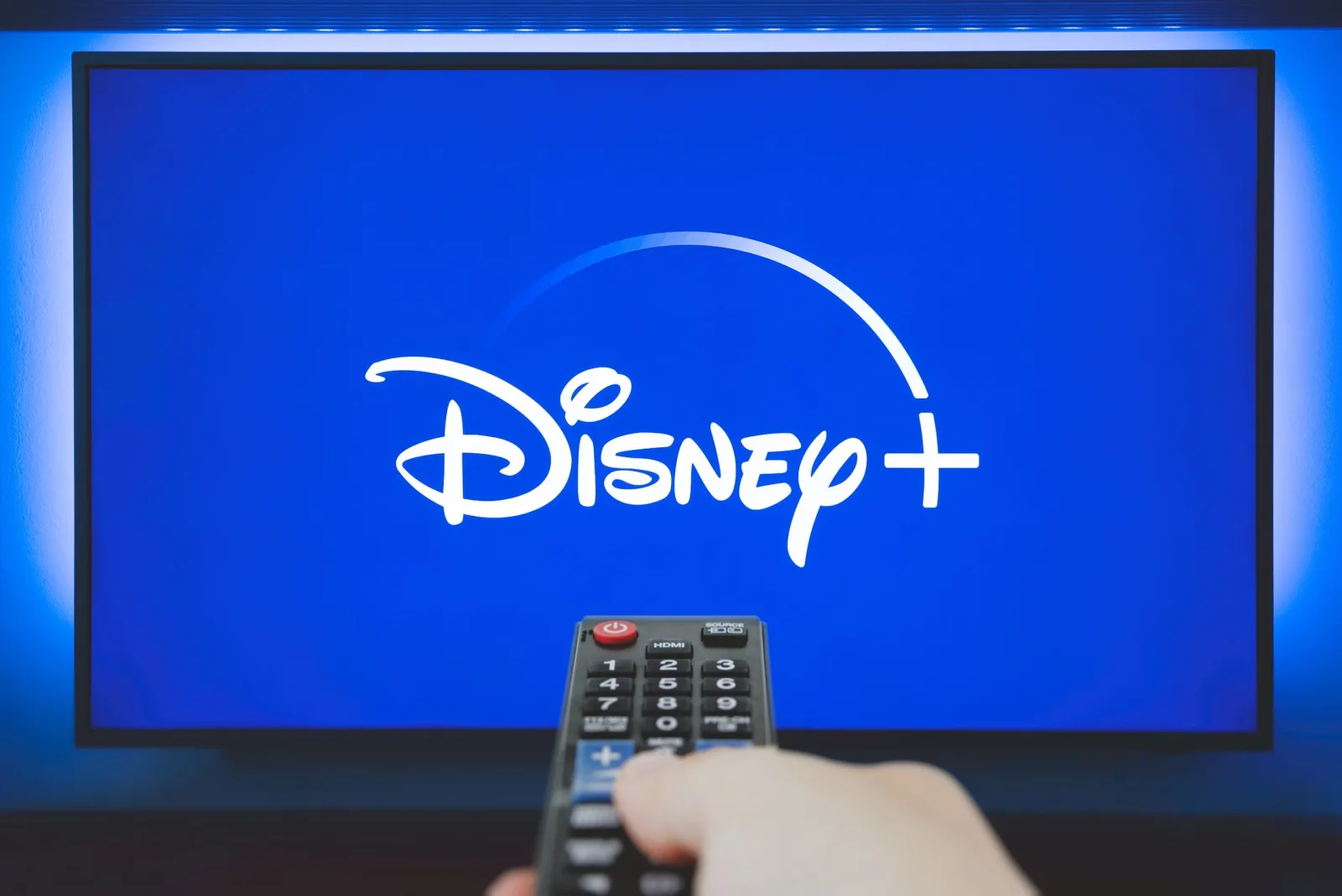 Disney+ amplía su oferta en México al integrar canales y contenidos de TV Azteca