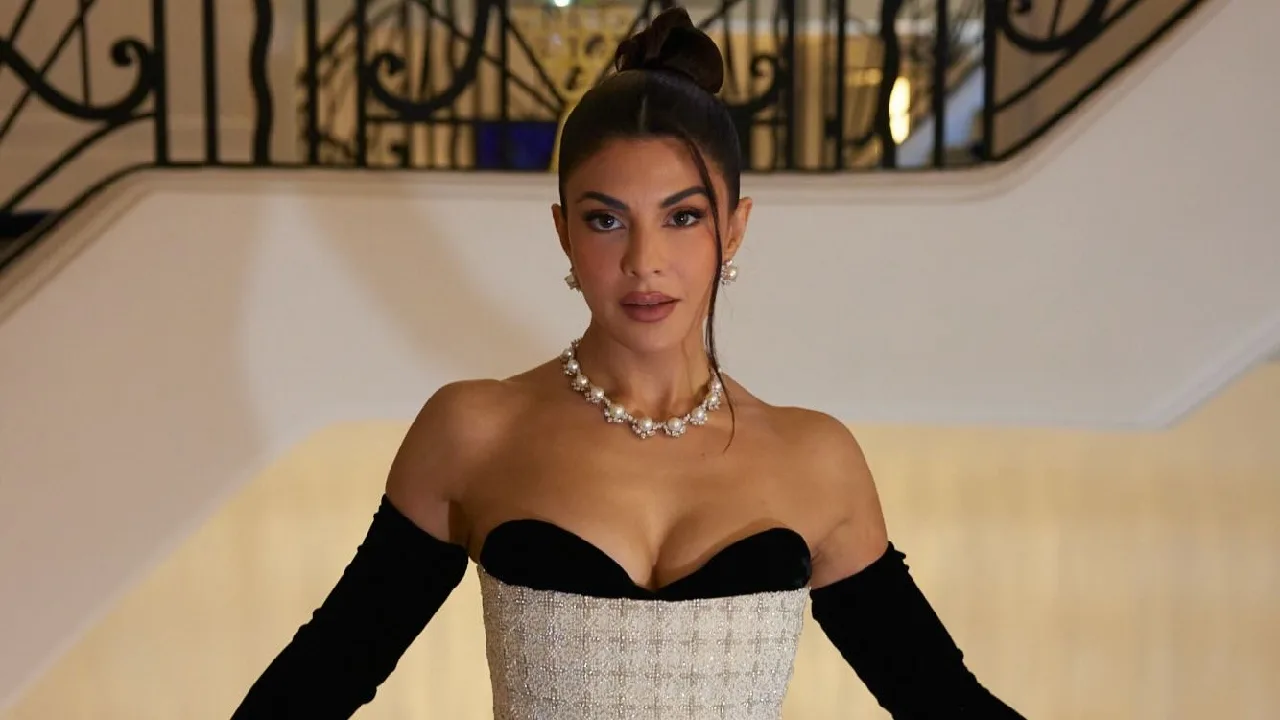 Jacqueline Fernandez deslumbra en Cannes con un vestido que combina elegancia clásica y modernidad