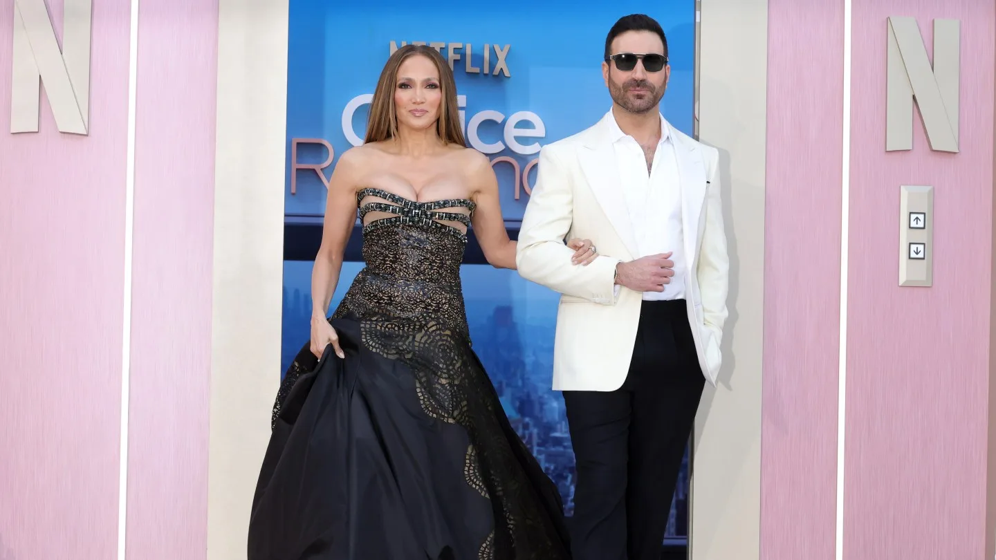 Jennifer Lopez y Brett Goldstein presentan ‘Office Romance’ en estreno en Los Ángeles