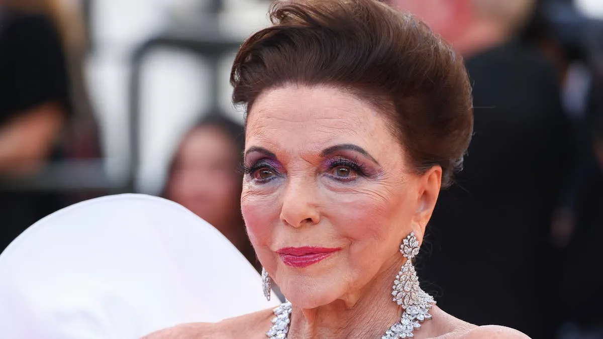 Joan Collins deslumbra en Cannes con un vestido blanco que reafirma su elegancia atemporal