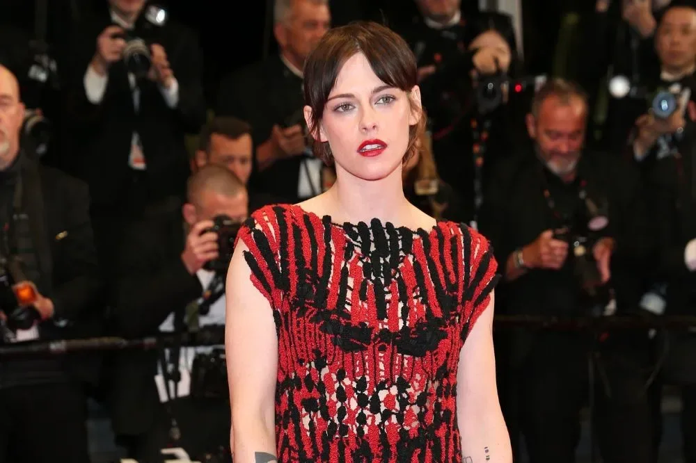 Kristen Stewart combina vestido de Chanel con zapatillas negras en Cannes