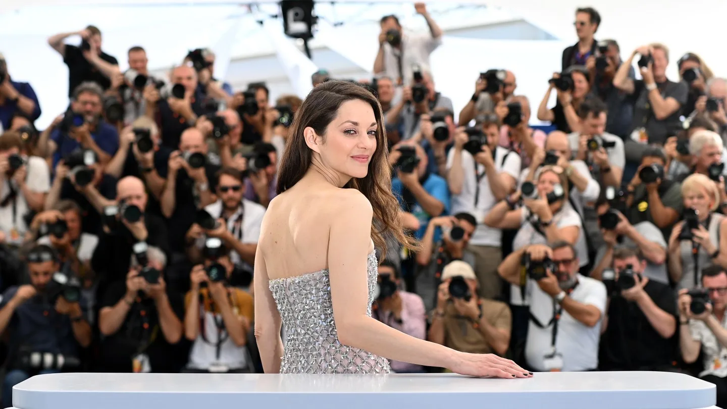 Marion Cotillard revela cómo sus atuendos en Cannes reflejan su estado de ánimo y estilo personal