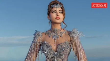 Urvashi Rautela deslumbra en Cannes con vestido cristalino que genera opiniones divididas