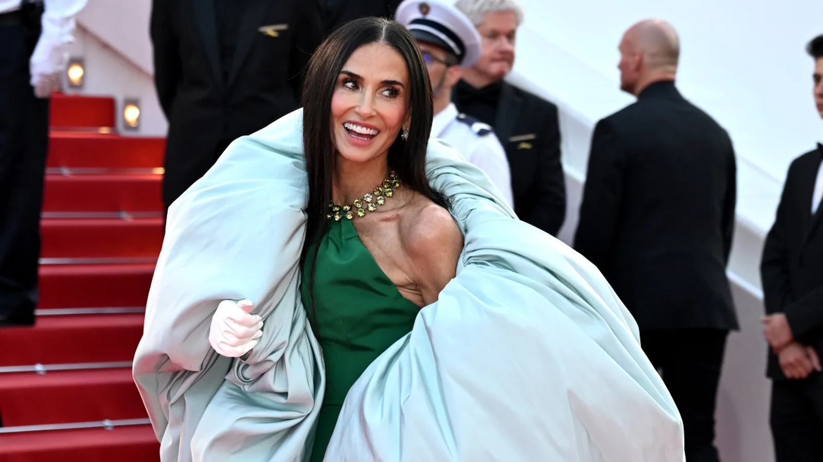 Cannes mantiene reglas estrictas de vestimenta a pesar de varias celebridades que las desafían