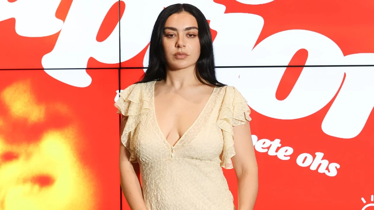 Charli XCX presenta su nueva película "Erupcja" en París