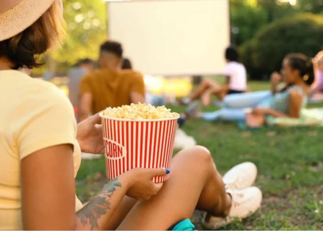 Cine al aire libre y palomitas gratis reúnen a familias en Charlotte