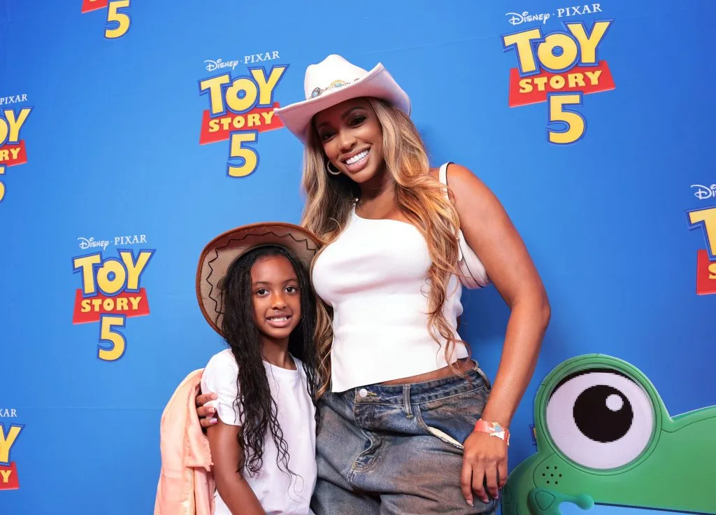 Familias afroamericanas brillan en las premier de Toy Story 5 con eventos llenos de diversión familiar
