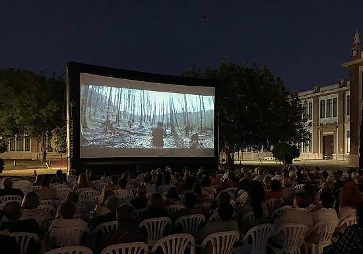 Málaga ofrece 105 funciones gratuitas de cine al aire libre en 18 espacios públicos este verano