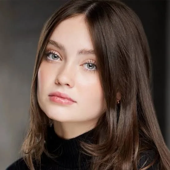 Maya McNair, joven actriz canadiense destaca en televisión y cine con papeles clave