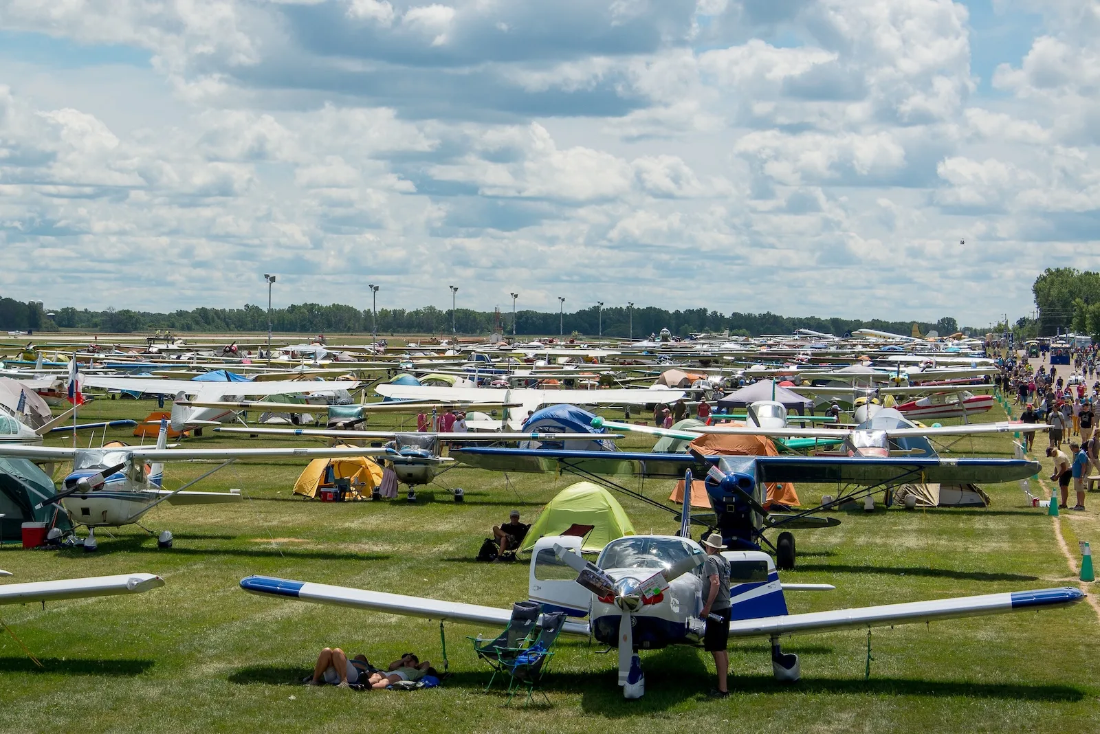 Proyección al aire libre de clásicos del cine de aviación en EAA AirVenture
