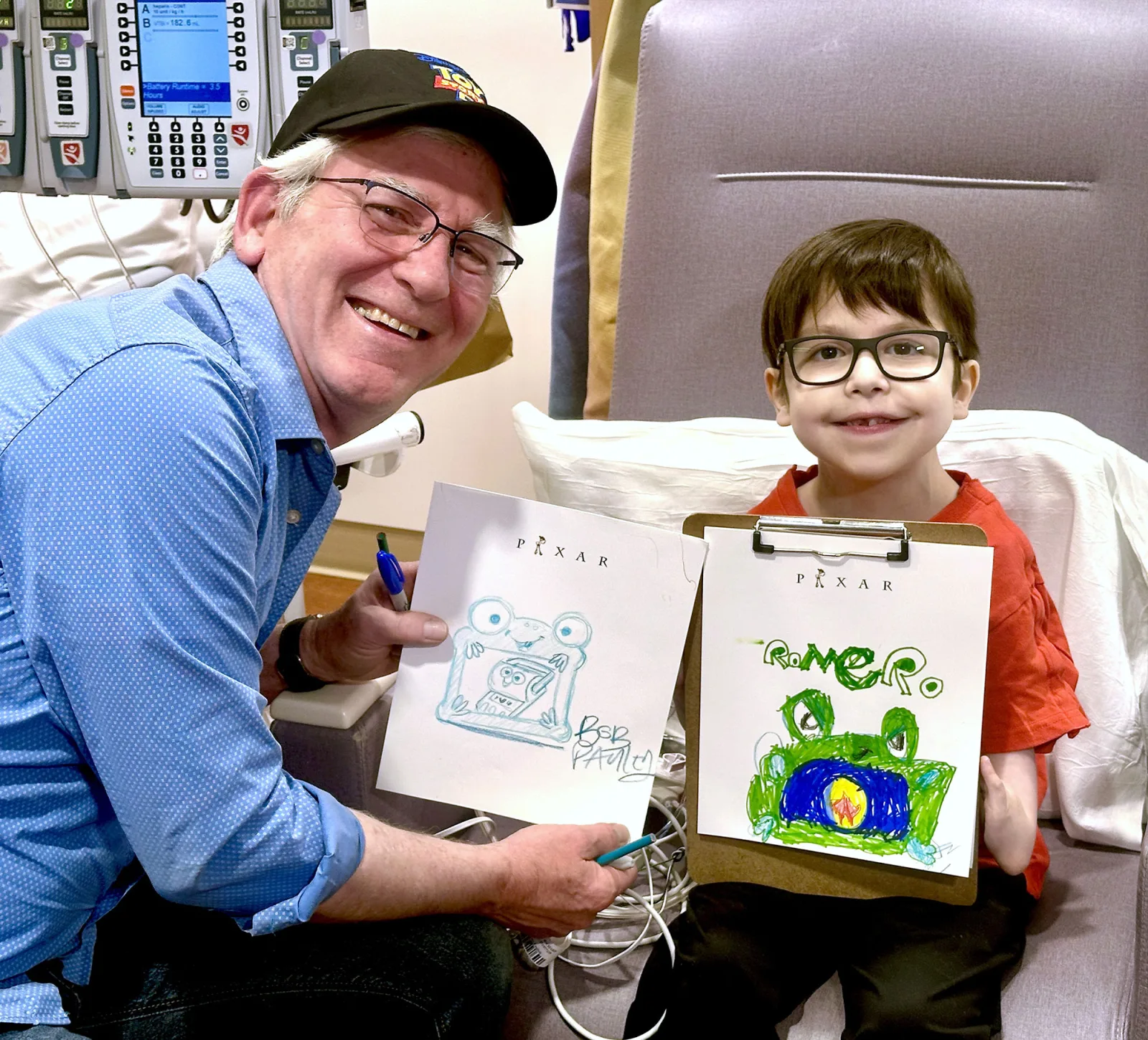 Un artista de Pixar lleva la magia de “Toy Story 5” a pacientes infantiles en hospital de Stanford