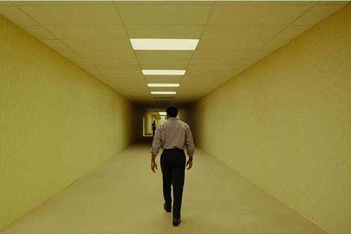 A24 lanza versión extendida de «Backrooms: Sin salida» con escenas inéditas en cines