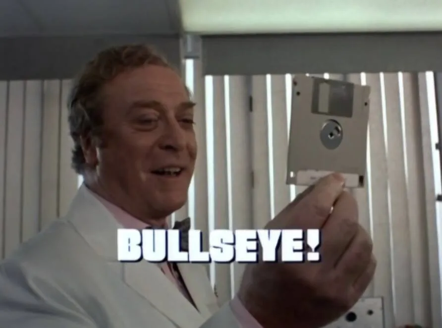 La comedia “Bullseye!” reúne a dos Michael Caine y dos Roger Moore en una trama de engaños