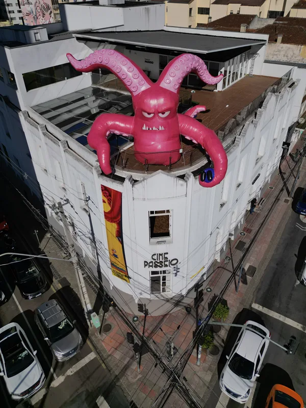 Un monstruo gigante de Minions & Monstros estará en el techo del Cine Passeio de Curitiba