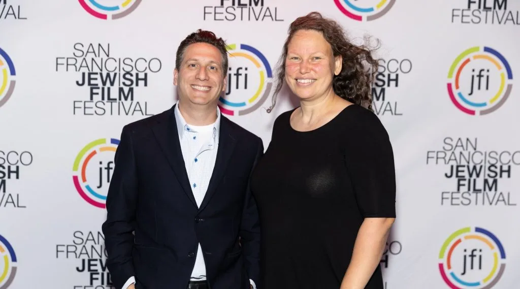 La directora Rachel Israel presenta dos comedias que redefinen la identidad judía